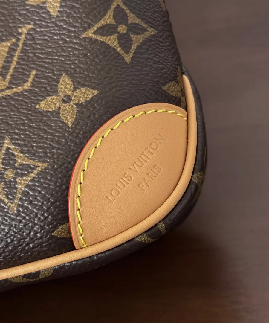 Крупный план кожаного уголка сумки с тиснением Louis Vuitton Paris