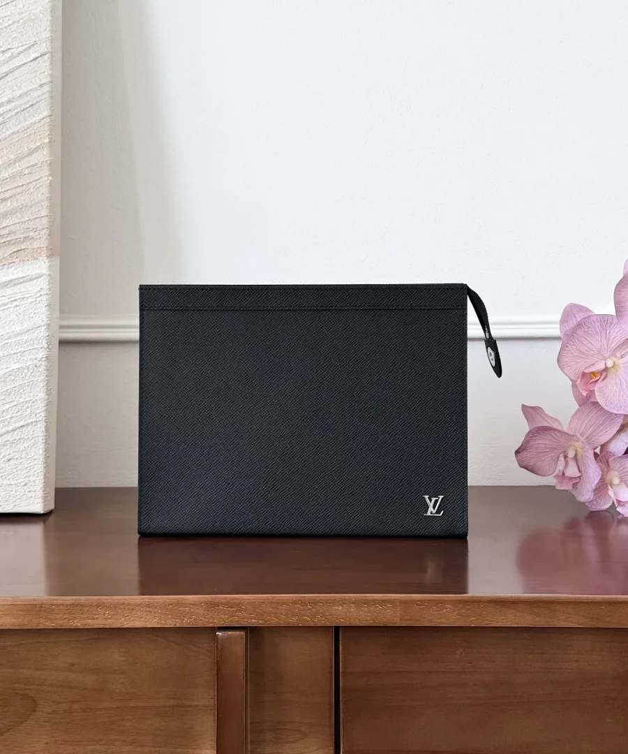 Черный кожаный клатч Louis Vuitton Pochette Voyage, вид спереди