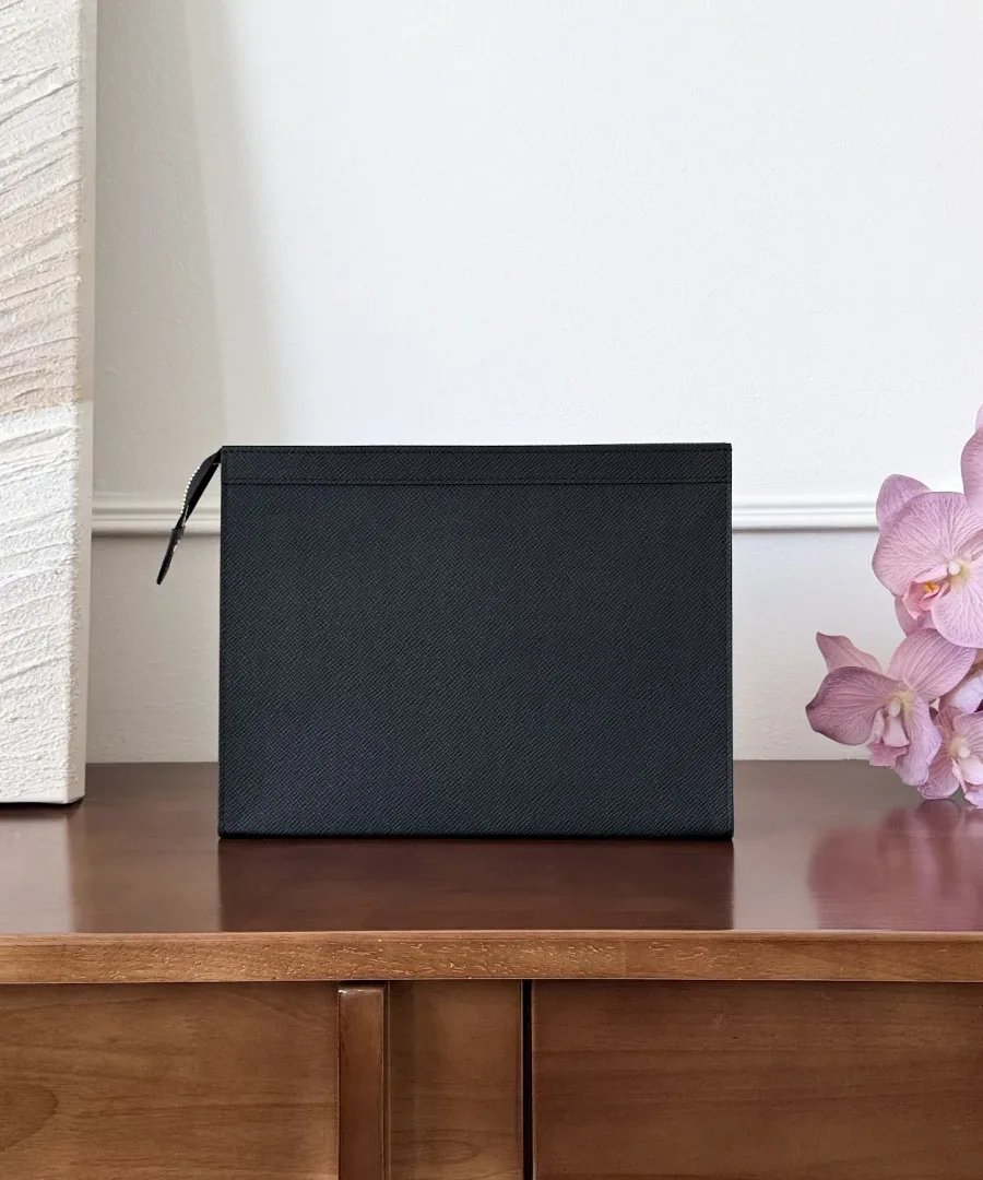 Черный кожаный клатч Louis Vuitton Pochette Voyage, вид сзади