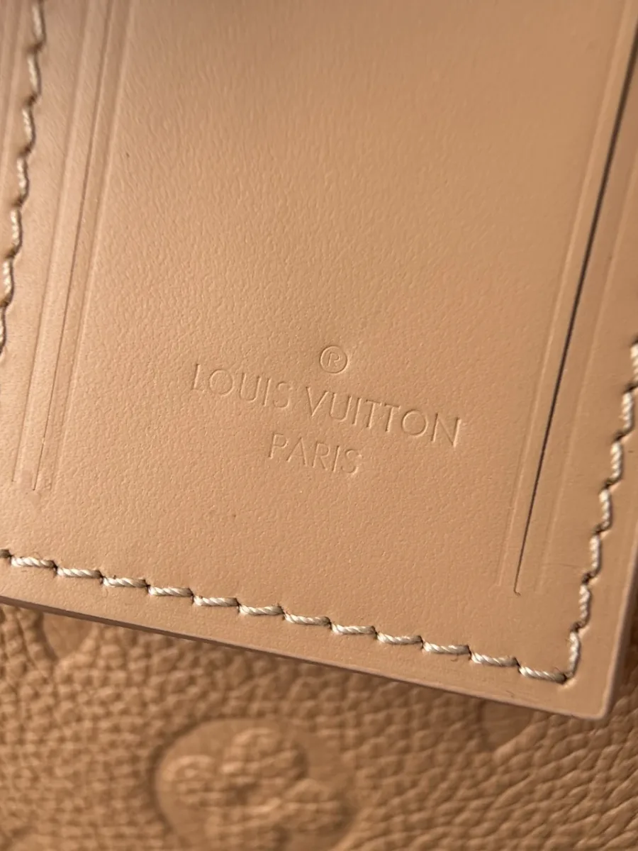 Деталь кожаного крепления ручки с тиснением Louis Vuitton Paris