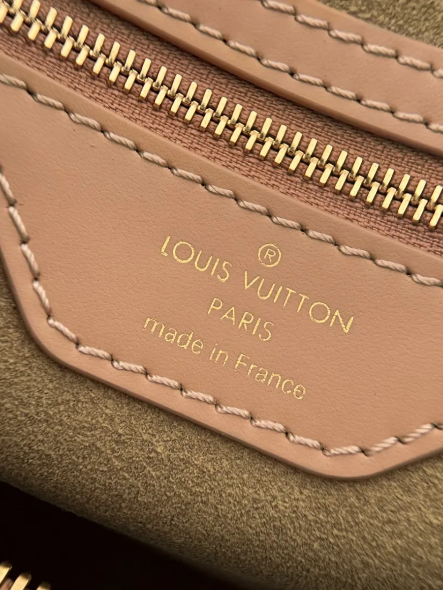 Внутренний карман на молнии с кожаной нашивкой Louis Vuitton Paris