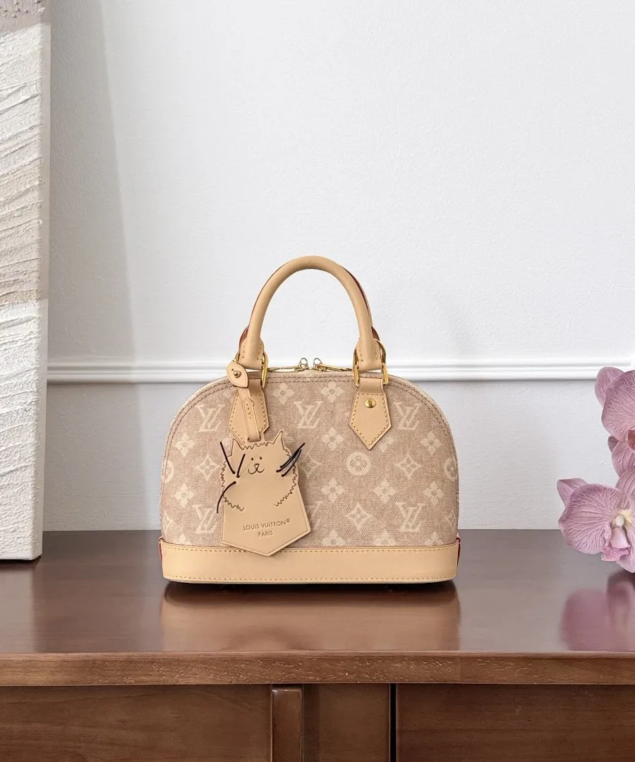 Сумка Louis Vuitton Alma BB Catogram бежевого цвета, вид спереди с кожаной биркой-кошкой