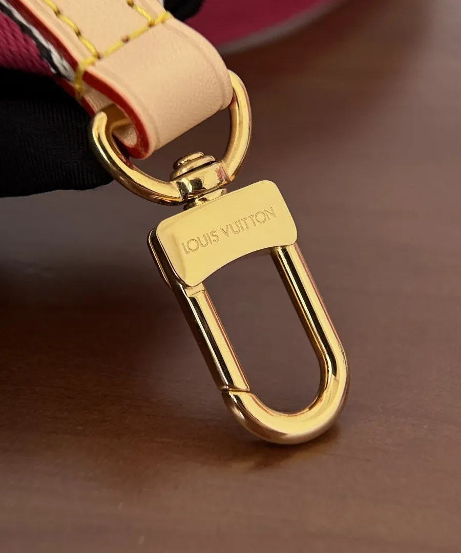 Золотистый металлический карабин плечевого ремня с гравировкой Louis Vuitton