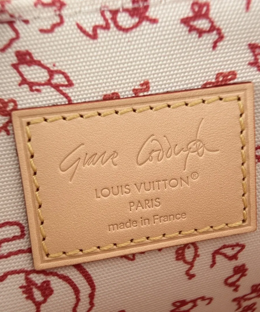 Внутренняя кожаная нашивка с тиснением Grace Coddington Louis Vuitton Paris