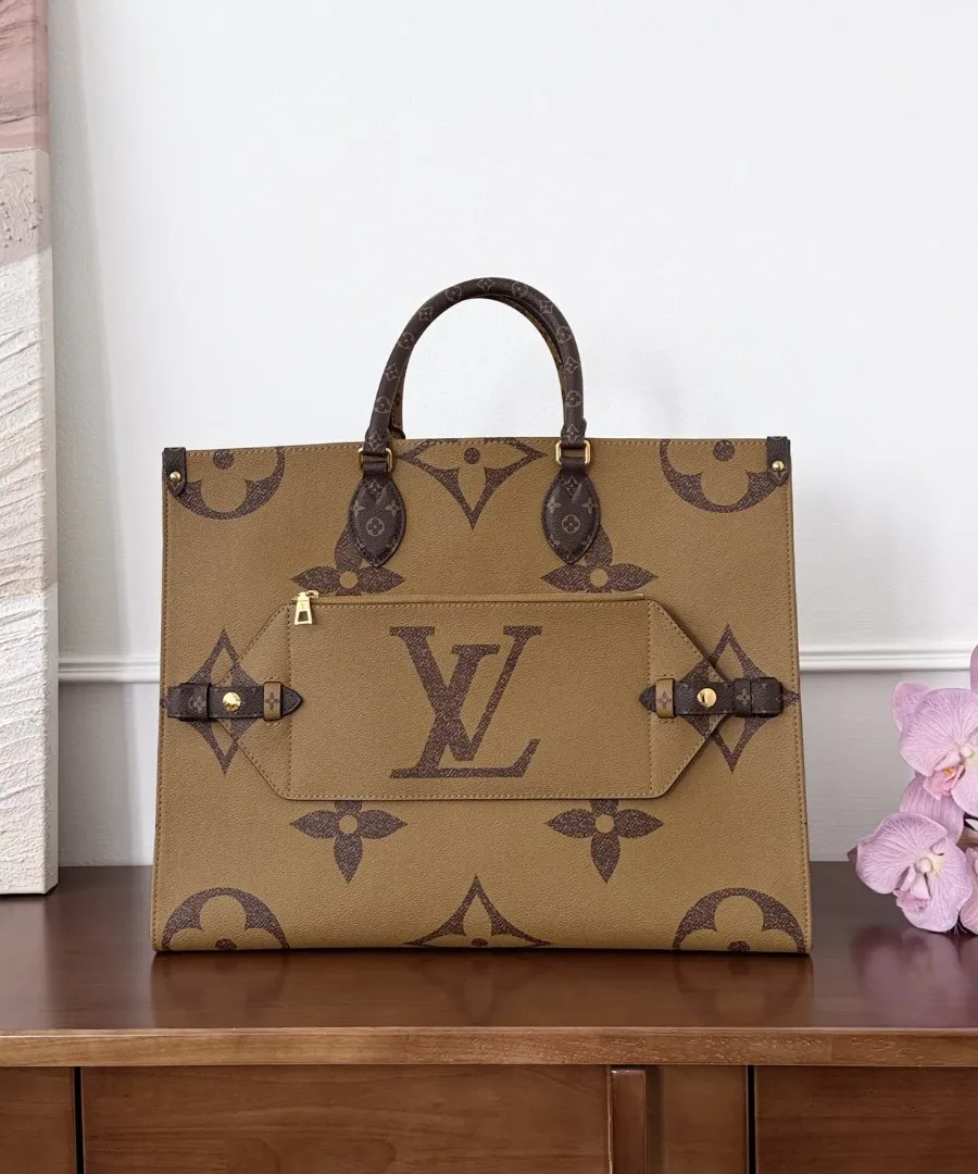 Коричневая сумка-тоут Louis Vuitton Onthego, вид спереди с накладным карманом
