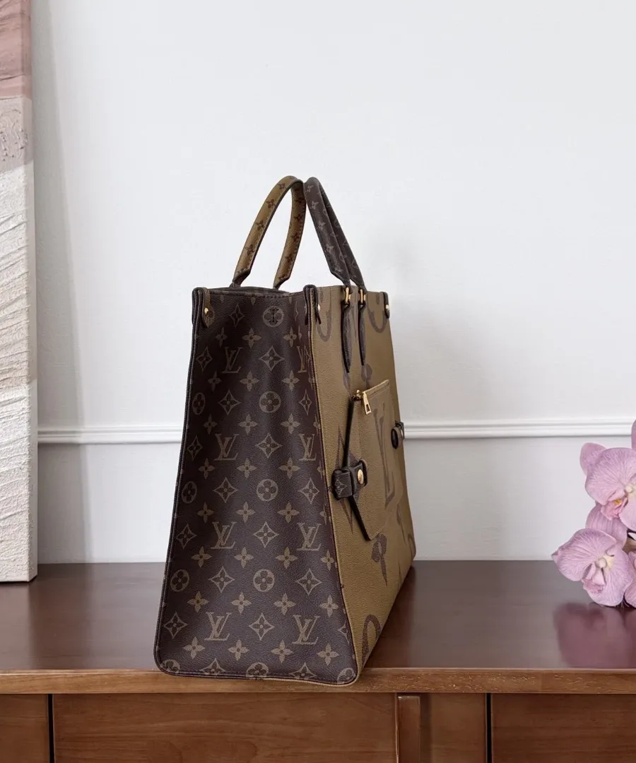 Сумка-тоут Louis Vuitton Onthego, вид сбоку с классическим узором Monogram