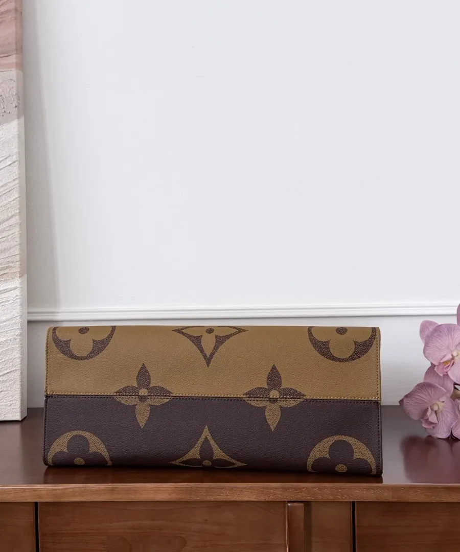 Дно сумки-тоут Louis Vuitton Onthego из двухцветной канвы