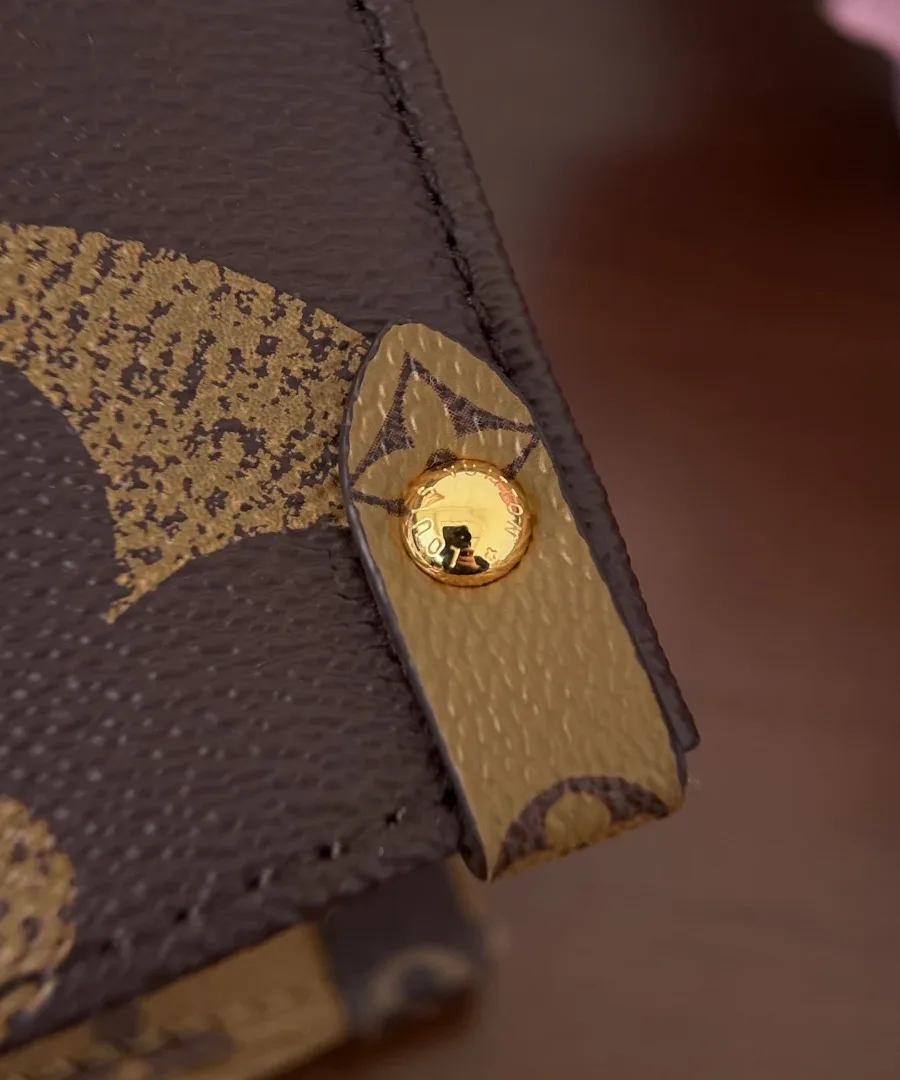 Крупный план боковой кнопки на сумке Louis Vuitton Onthego