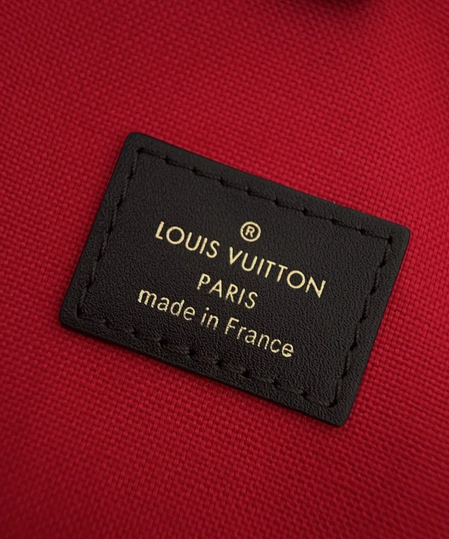 Кожаная нашивка с тиснением Louis Vuitton Paris внутри сумки