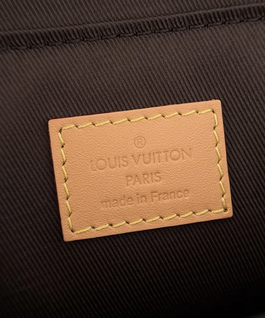 Внутреннее отделение сумки с кожаной нашивкой Louis Vuitton Paris