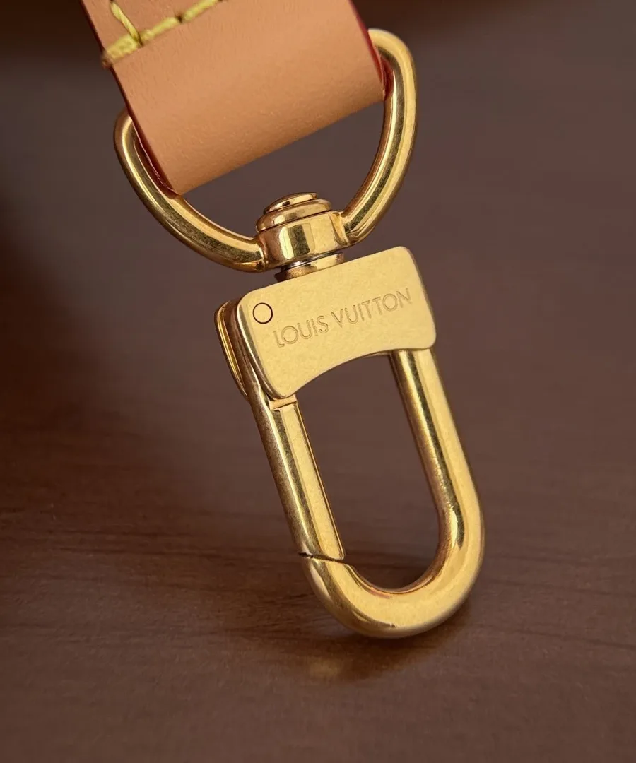 Золотистый металлический карабин с гравировкой Louis Vuitton