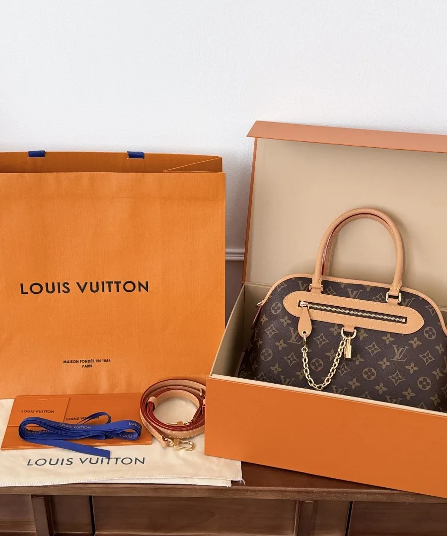 Сумка Louis Vuitton Evermore в фирменной коробке с пыльником