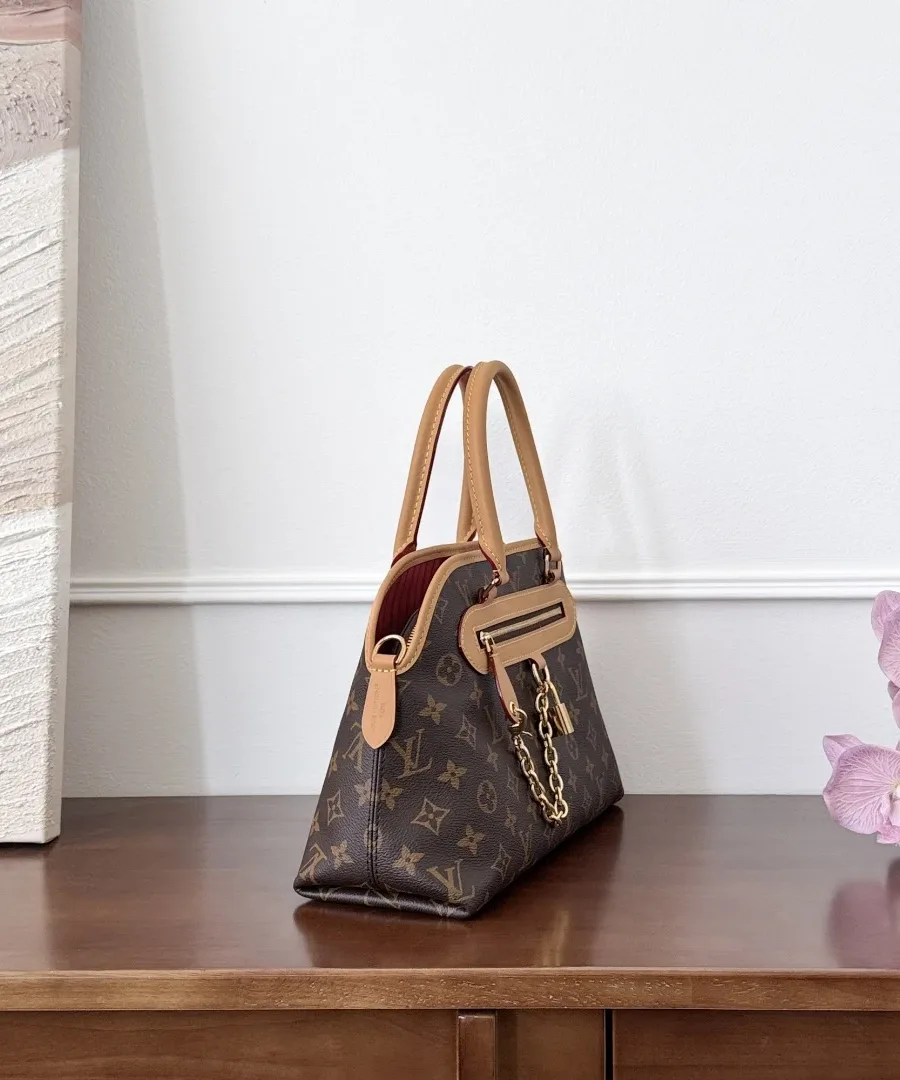 Сумка Louis Vuitton Evermore Monogram, вид сбоку
