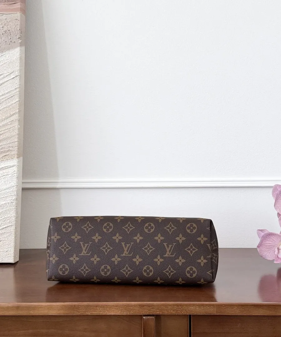 Дно сумки Louis Vuitton Evermore из канвы Monogram