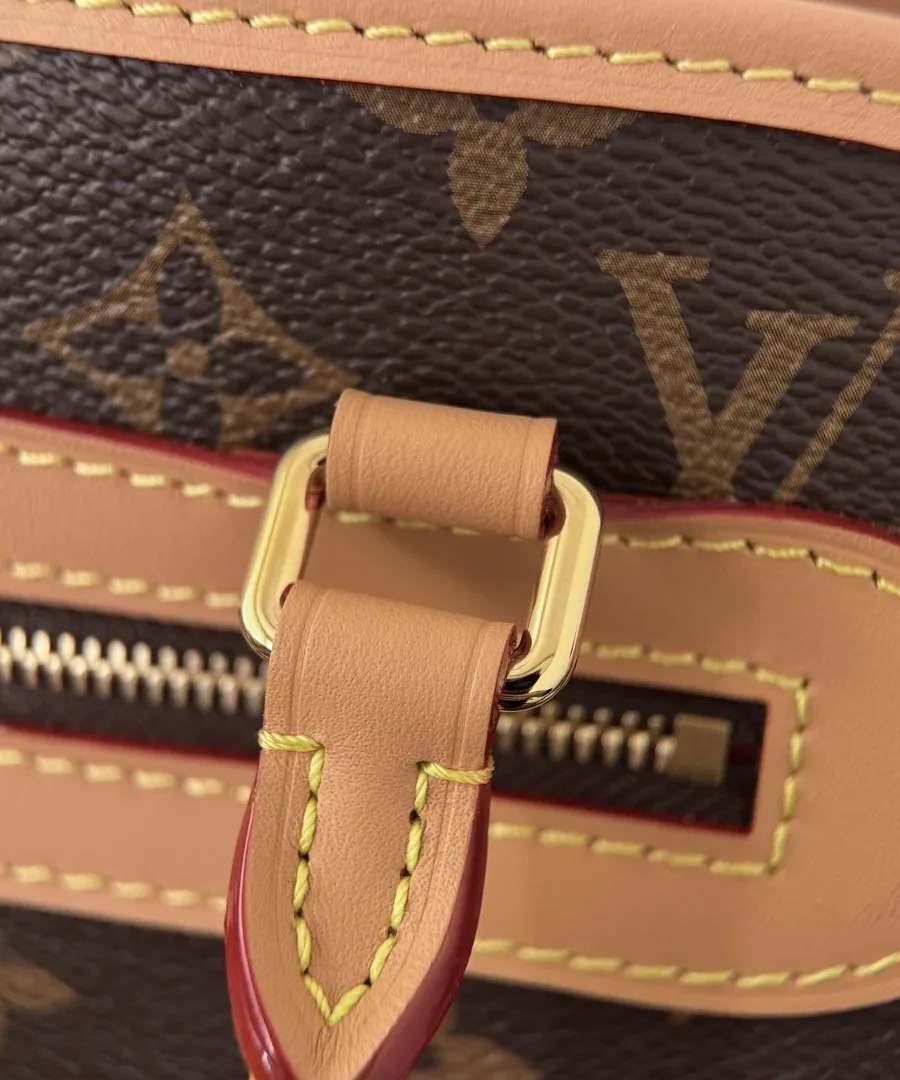 Деталь кожаной отделки и швов сумки Louis Vuitton