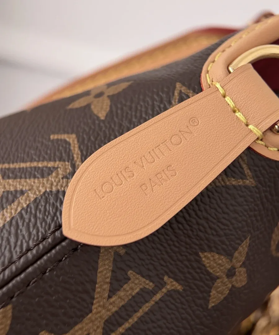 Кожаное крепление ручки с тиснением Louis Vuitton Paris