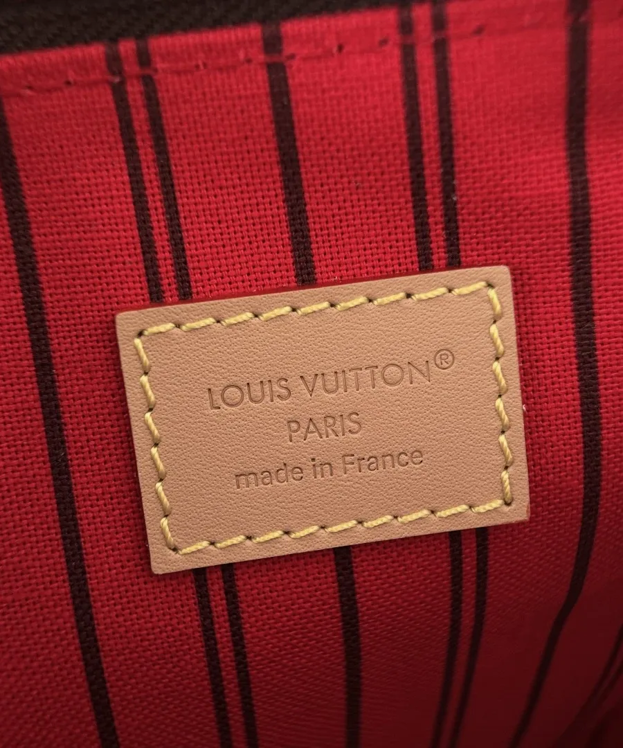 Внутренняя кожаная нашивка Louis Vuitton Paris на красной подкладке