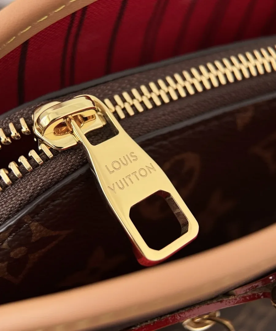 Золотистый пуллер основной молнии с гравировкой Louis Vuitton