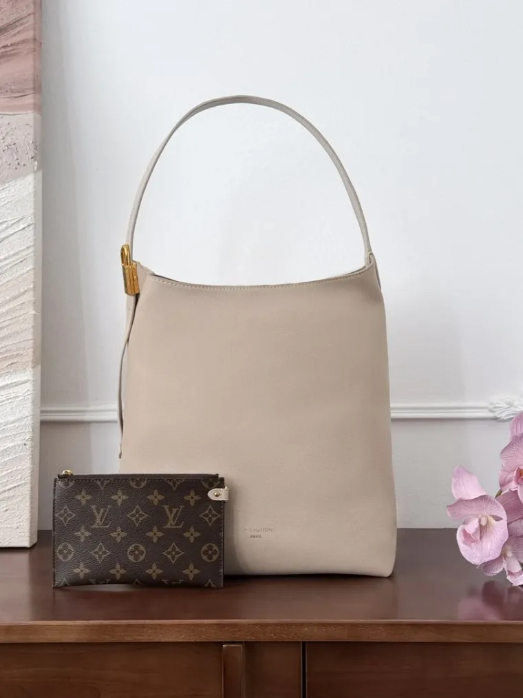 Louis Vuitton Бежевая сумка-хобо Low Key MM