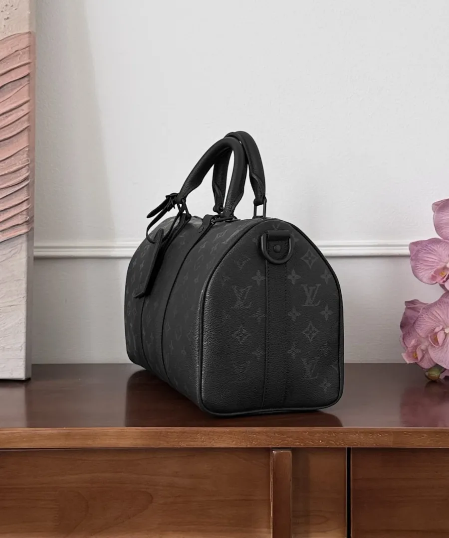Чёрная дорожная сумка Louis Vuitton Keepall 35, вид сбоку