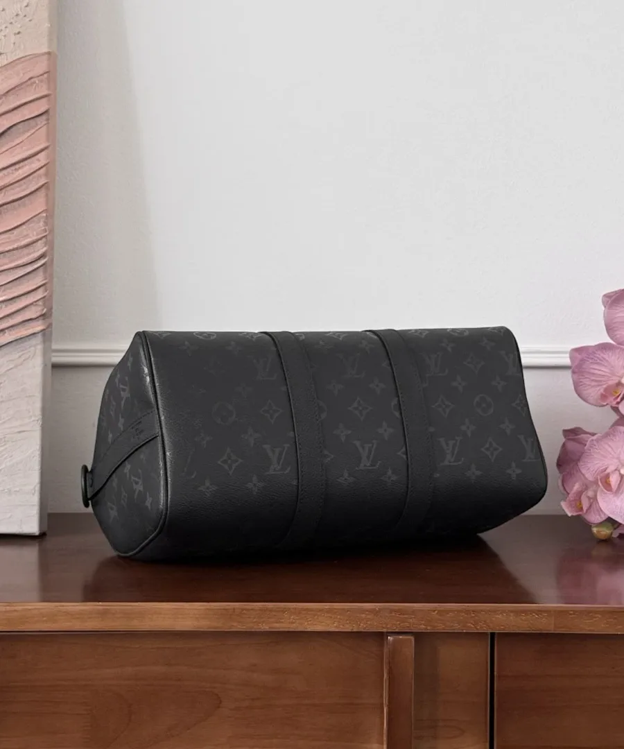 Чёрная дорожная сумка Louis Vuitton Keepall 35, вид снизу