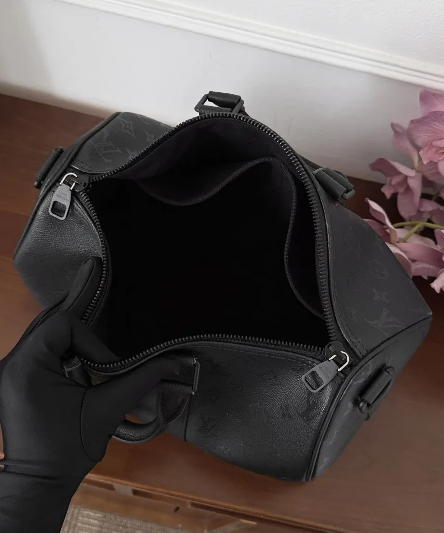 Открытая дорожная сумка Louis Vuitton Keepall 35, вид сверху на внутреннее отделение