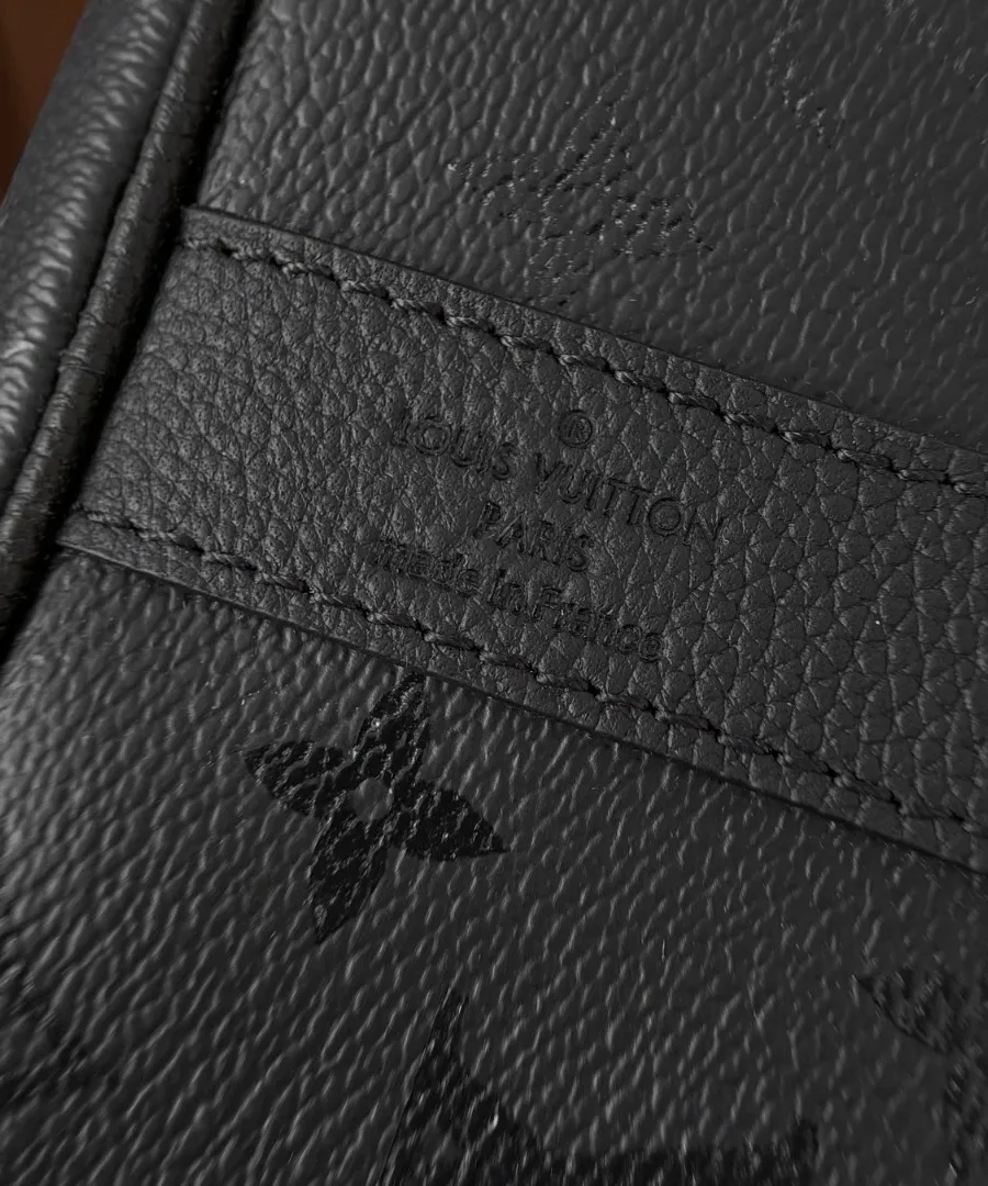 Крупный план тиснения Louis Vuitton Paris Made in France на кожаной поверхности сумки