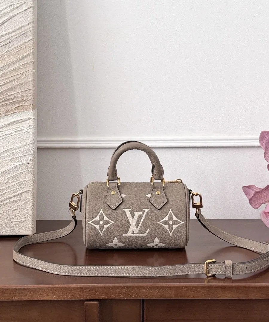 Серо-бежевая мини-сумка Louis Vuitton Nano Speedy с прикрепленным плечевым ремнем.
