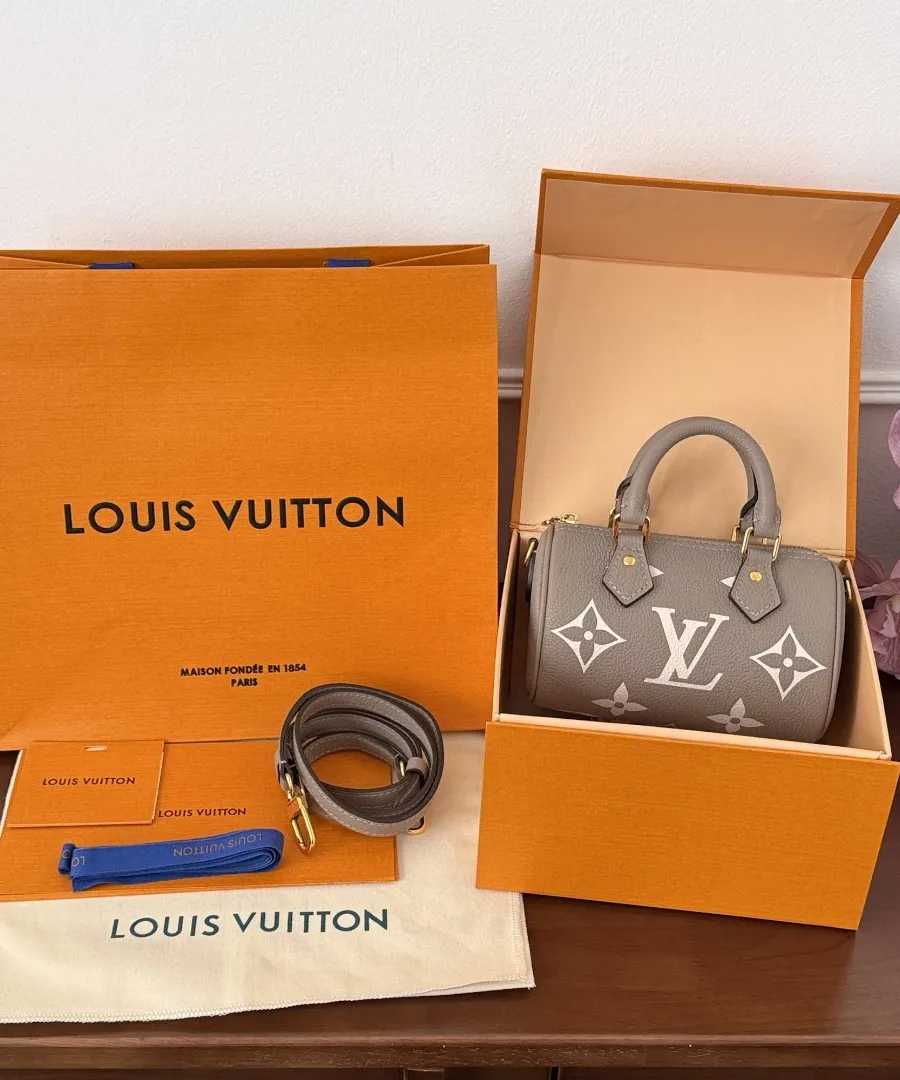 Мини-сумка Louis Vuitton Nano Speedy рядом с фирменной коробкой и пакетом.
