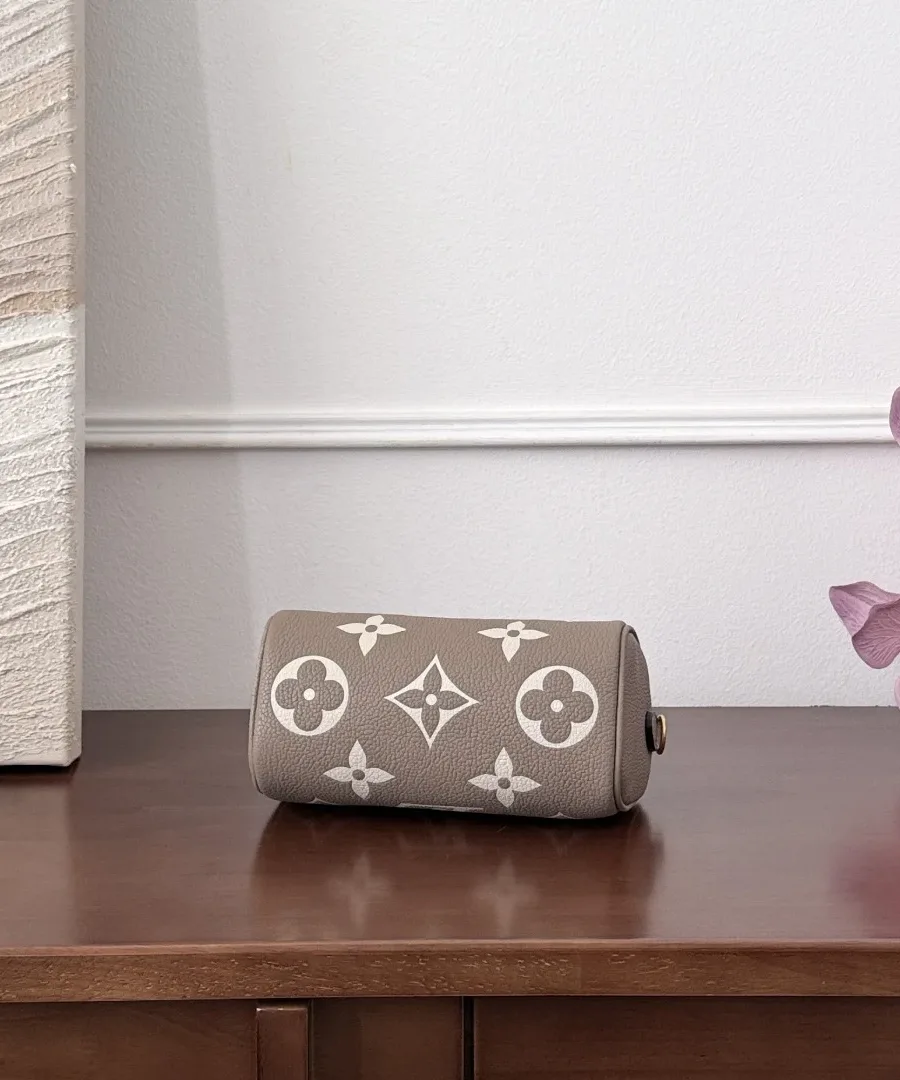 Серо-бежевая мини-сумка Louis Vuitton Nano Speedy, вид снизу с тиснением.
