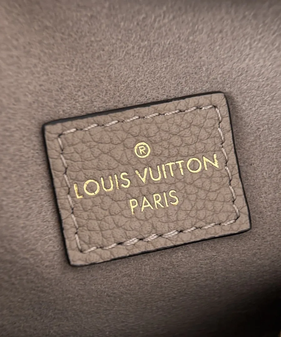 Крупный план внутренней кожаной нашивки с золотистым тиснением Louis Vuitton Paris.