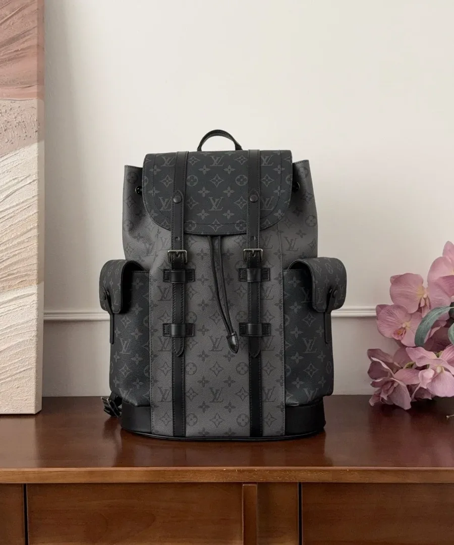 Серый рюкзак Louis Vuitton Christopher с узором Monogram, вид спереди