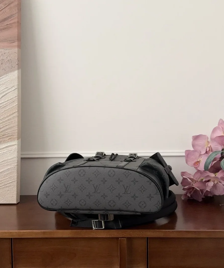 Серый рюкзак Louis Vuitton Christopher с узором Monogram, вид снизу
