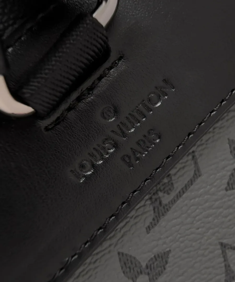 Тиснение с логотипом Louis Vuitton Paris на кожаной детали рюкзака