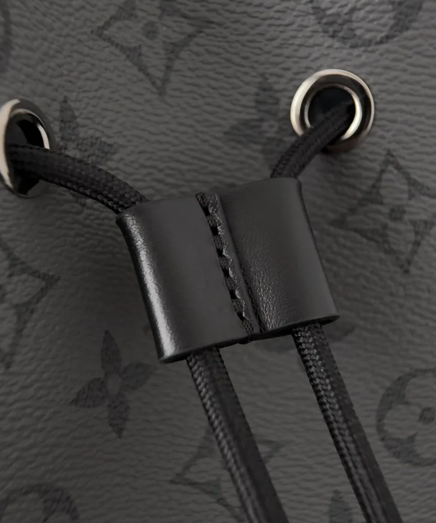 Кожаный фиксатор на затягивающемся шнурке рюкзака Louis Vuitton
