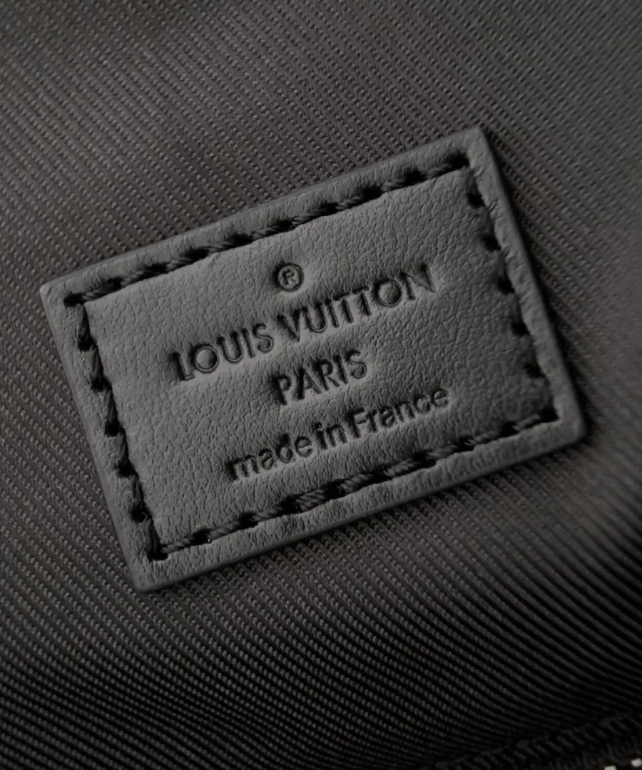 Кожаная нашивка с тиснением Louis Vuitton Paris внутри рюкзака