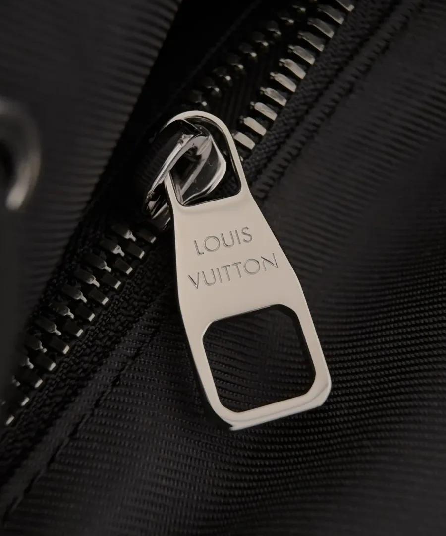 Металлический пуллер молнии с гравировкой Louis Vuitton на кармане