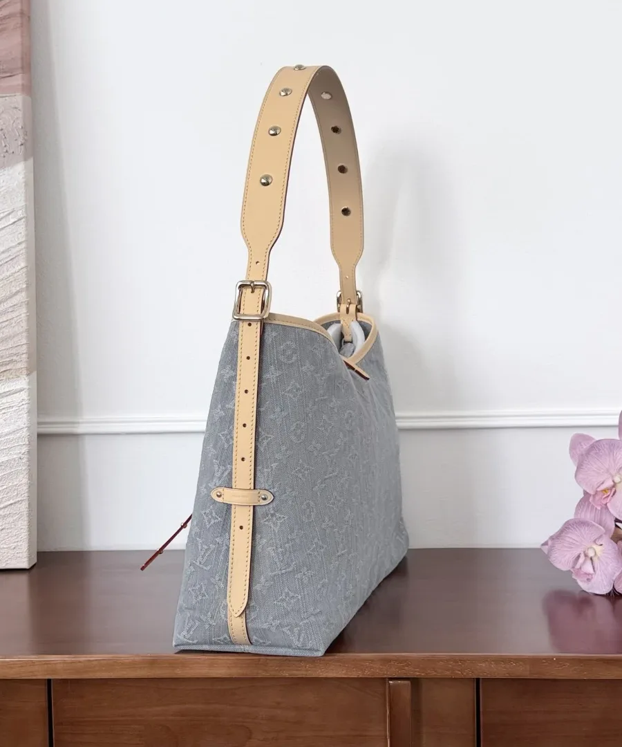 Серая джинсовая сумка Louis Vuitton CarryAll MM, вид сбоку, кожаный ремень
