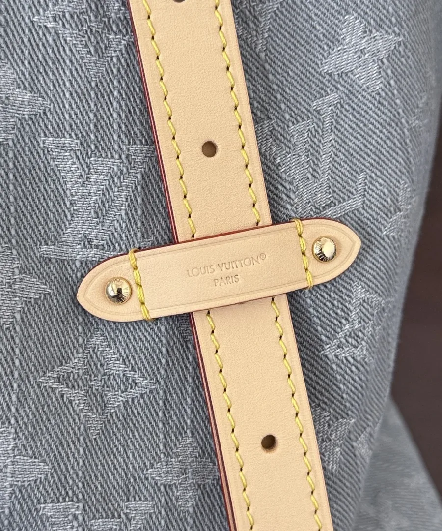 Деталь кожаного ремешка с тиснением Louis Vuitton Paris на боковой части сумки
