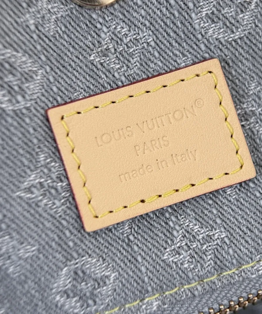 Внутренняя кожаная нашивка с золотистым тиснением Louis Vuitton Paris made in Italy