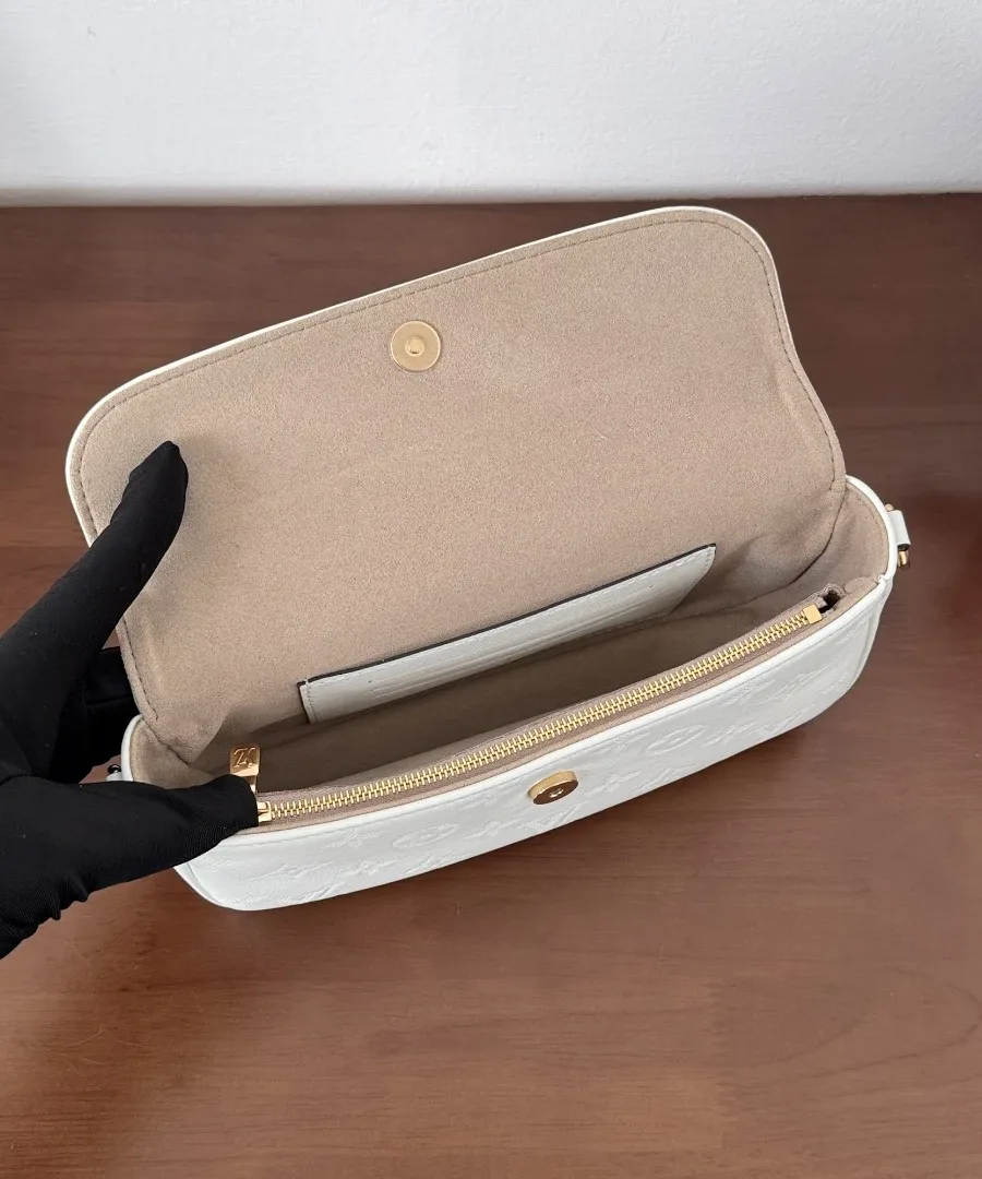 Открытая сумка Pochette Ivy, вид на внутреннее отделение и подкладку