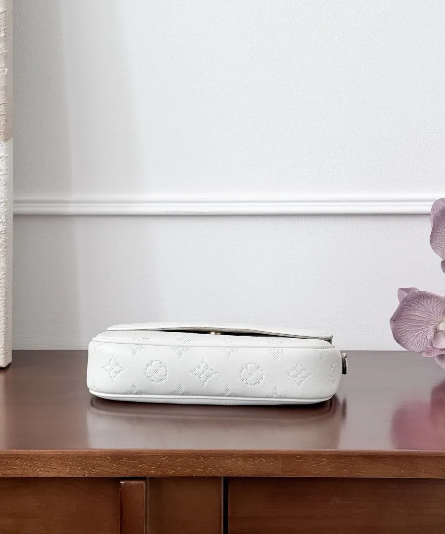 Белая сумка Pochette Ivy, вид снизу