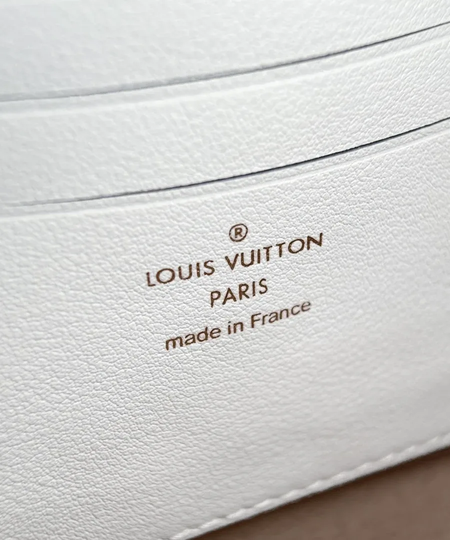 Тиснение Louis Vuitton Paris made in France золотистым шрифтом на коже