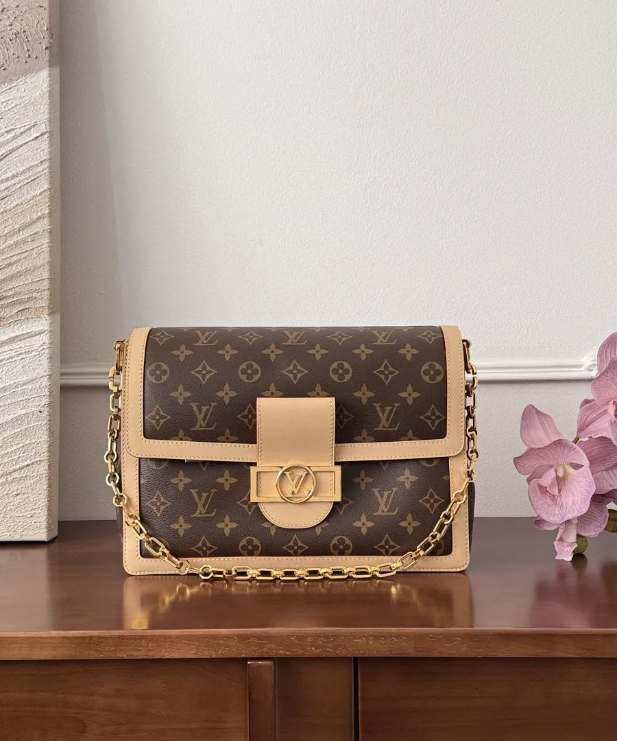 Коричневая сумка Louis Vuitton Dauphine Soft MM из канвы Monogram, вид спереди.