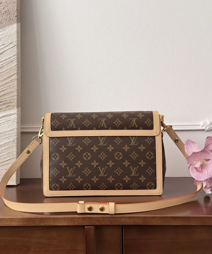 Сумка Louis Vuitton Dauphine Soft MM с кожаным плечевым ремнем, вид сзади.