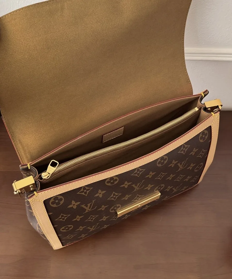 Внутреннее отделение сумки Louis Vuitton Dauphine Soft MM с подкладкой.