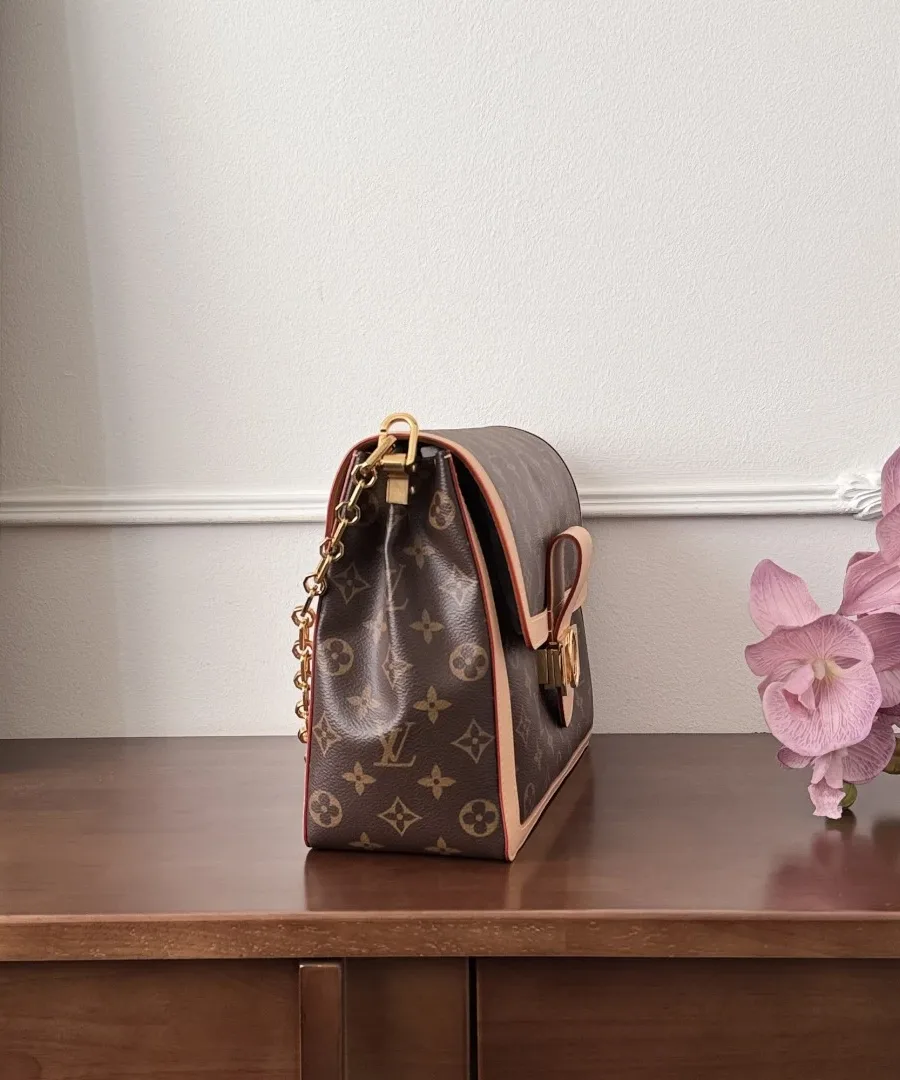 Сумка Louis Vuitton Dauphine Soft MM из канвы Monogram, вид сбоку.