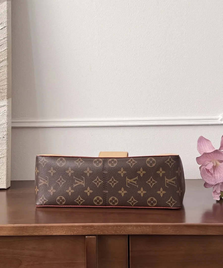Нижняя часть сумки Louis Vuitton Dauphine Soft MM из канвы Monogram.