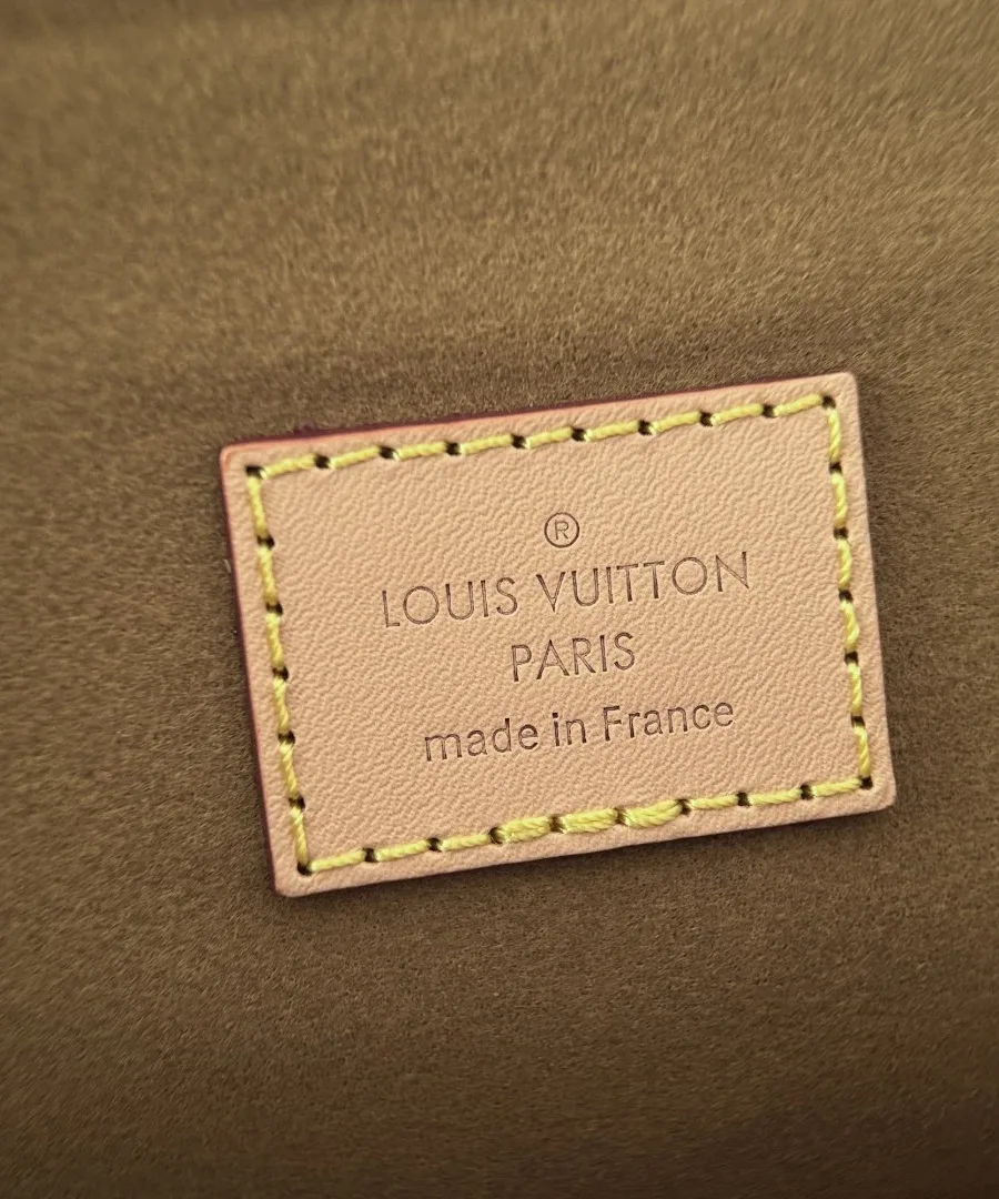 Кожаная нашивка с тиснением Louis Vuitton Paris внутри сумки.