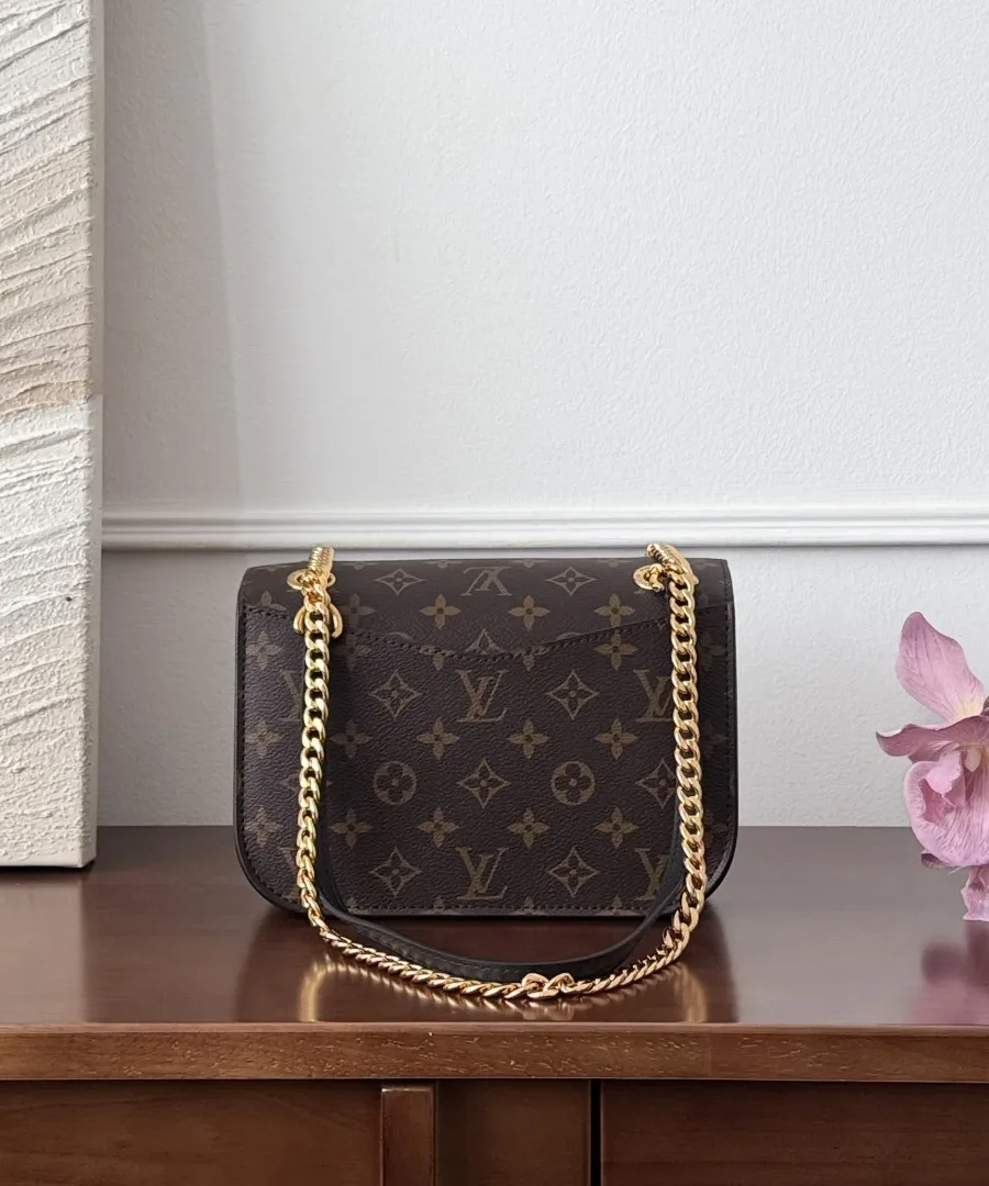 Задняя сторона сумки Louis Vuitton Passy с внешним карманом и цепочкой